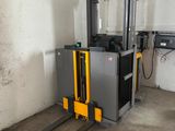 un chariot élévateur dans un garage, avec un mur en arrière-plan