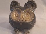 une image représentant une figurine de chouette sur fond blanc