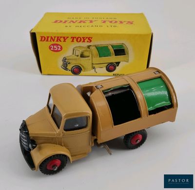 un camion miniature posé devant une boîte