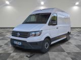 la camionnette blanche est garée sur le sol en damier d'une pièce