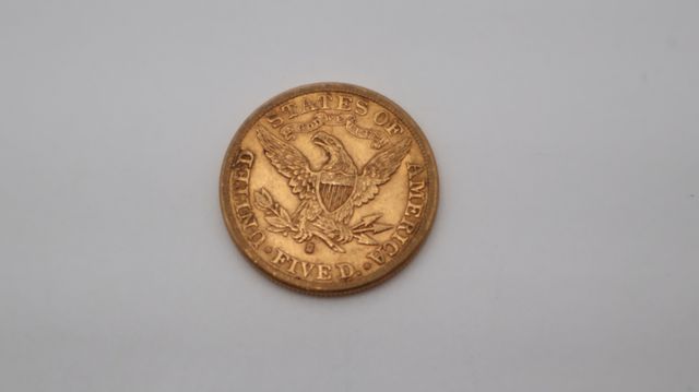 Une pièce de monnaie en or à valeur faciale de cinq dollars USA L...