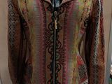 une veste posée sur un mannequin dans une pièce