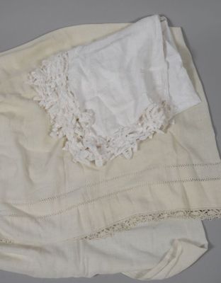 Lot de deux nappes d'autel. La première en coton blanc ourlé…