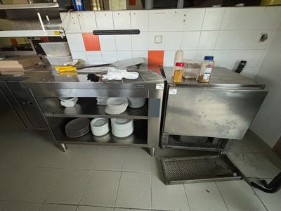 une petite cuisine avec beaucoup de vaisselle sur le plan de travail