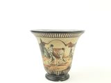 un vase avec une peinture sur fond blanc