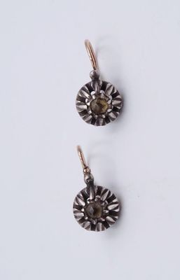 une paire de boucles d'oreilles ornées d'un motif floral