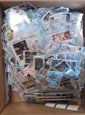 une boîte en carton remplie de timbres et d'autres timbres
