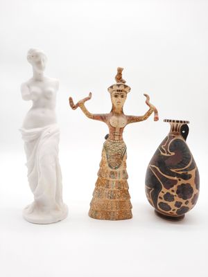 trois vases posés l'un à côté de l'autre sur une surface blanche