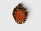 l'image d'une bague contenant une pierre rouge