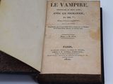 un livre ouvert sur une table blanche, avec une couverture noire