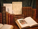 de nombreux livres posés sur une table en bois