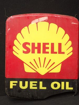 un ancien panneau Shell indiquant « fioul » est affiché sur un fond noir