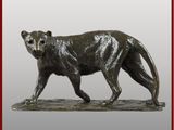une statue représentant un ours debout sur un rocher