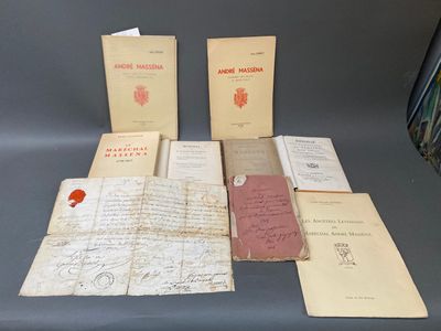 quelques vieux livres sont posés sur une table