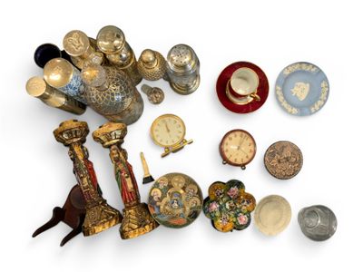 un grand nombre d'objets posés sur une table