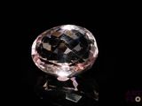 gros plan d'un diamant rose sur une surface noire