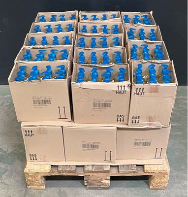 plusieurs caisses d'eau bleue posées sur une palette en bois