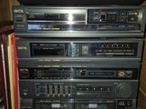 de nombreux types d'équipements audio empilés les uns sur les autres