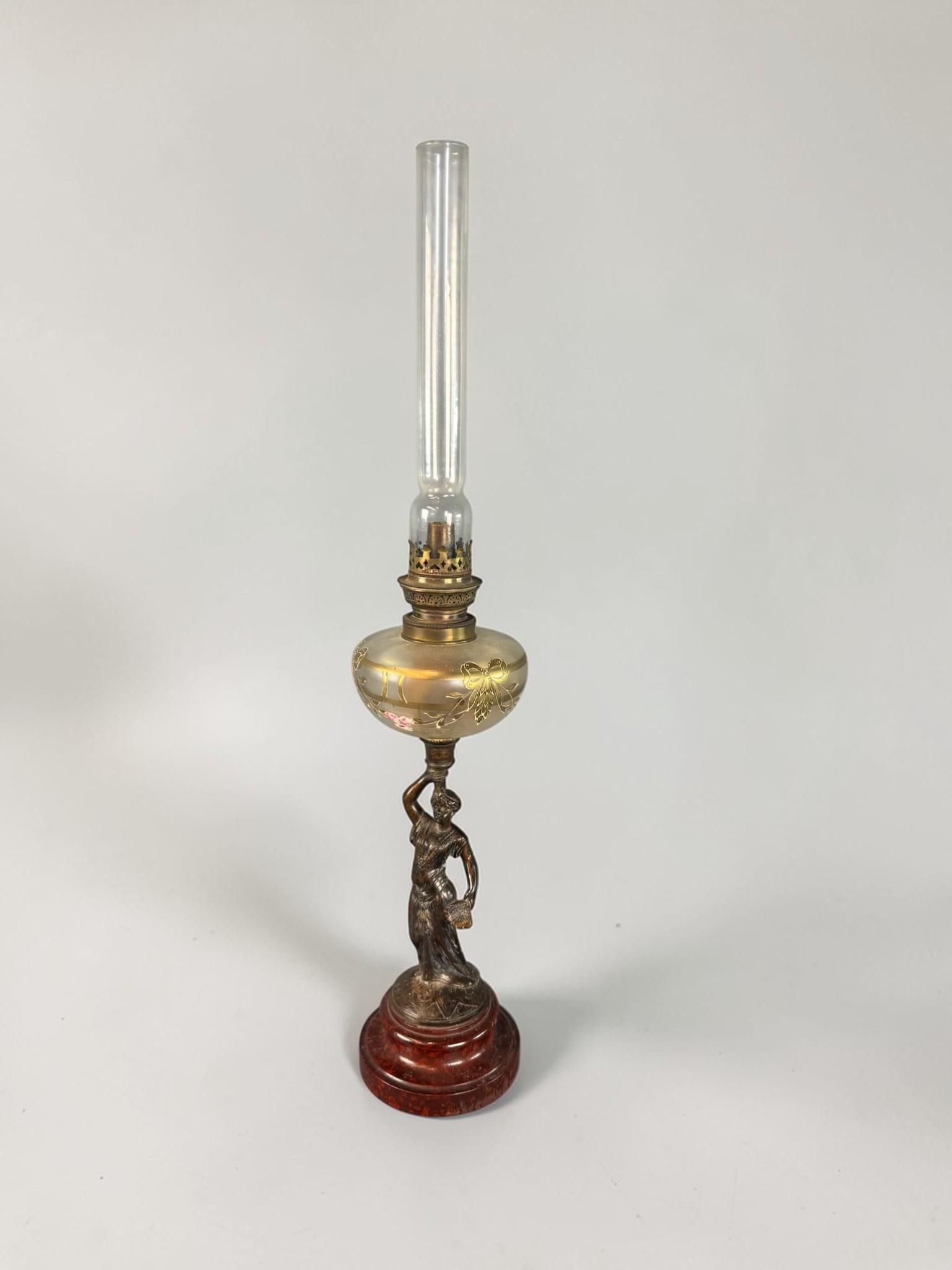 Lampe à pétrole à sujet en régule d'une femme à l'éventail s…