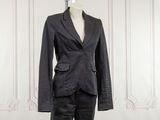une photo d'un tailleur de femme sur un mannequin