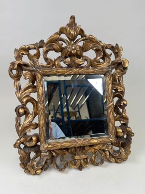 un miroir posé sur une table