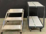 lot de deux tabourets-marchepieds en aluminium équipés de roulettes et d'une tablette