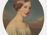 portrait d'une jeune femme vêtue d'une robe blanche et portant une couronne sur la tête