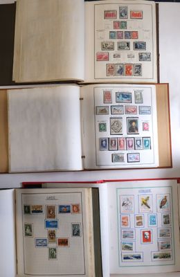 un grand nombre de timbres différents sur les pages d'un livre