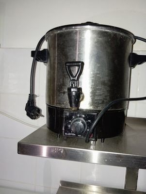 une grande casserole posée sur une table