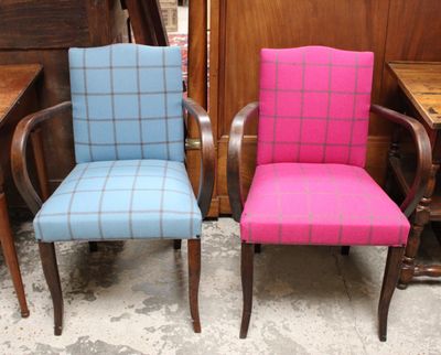 paire de fauteuils rembourrés en tissu à carreaux roses et bleus