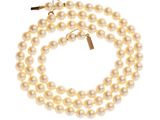 un collier de perles blanches avec un fermoir en or sur fond blanc
