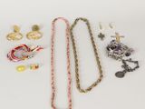 un assortiment de bijoux comprenant un collier, un bracelet et une bague