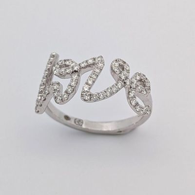 gros plan d'une bague en diamant sur une surface blanche