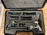une mallette contenant un ensemble d'outils, posée sur une table
