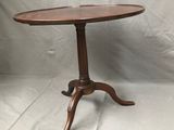 une vieille table en bois avec un plateau en bois sur fond blanc