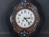 une horloge accrochée au mur de la pièce