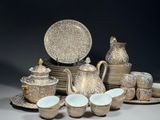 de nombreux types de plats et de tasses sur la table