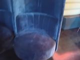une chaise bleue qui se trouve dans une pièce