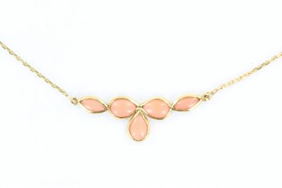 un collier en or orné de pierres roses sur fond blanc
