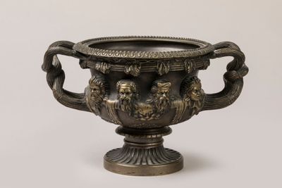 une image représentant un vase en bronze orné de deux lions