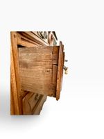 Commode en noyer à décor de larges moulures, motifs en quart… (photo 4)