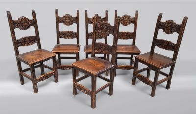 six chaises anciennes en bois sont alignées sur un fond blanc