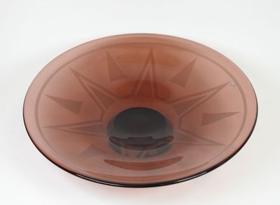 bol en verre brun avec un bord noir sur fond blanc