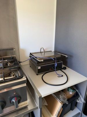 un poêle et une plaque de cuisson dans une petite pièce