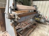 une machine qui travaille sur une pièce de bois