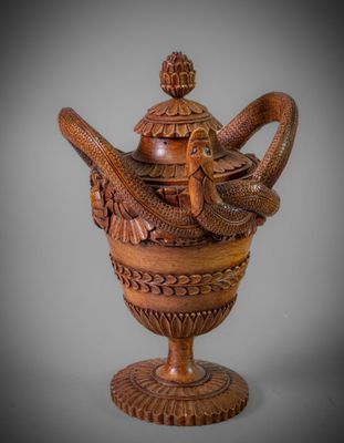 une image représentant un vase en bois orné d'un serpent