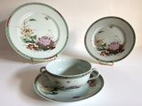 une tasse à thé avec une soucoupe et une soucoupe