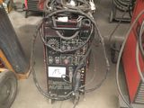 de nombreux types d'équipements de soudage dans un garage