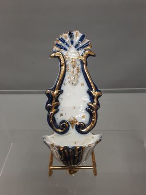 un vase blanc et bleu orné d'un motif doré