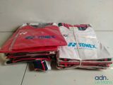 une pile de t-shirts empilés les uns sur les autres sur une table